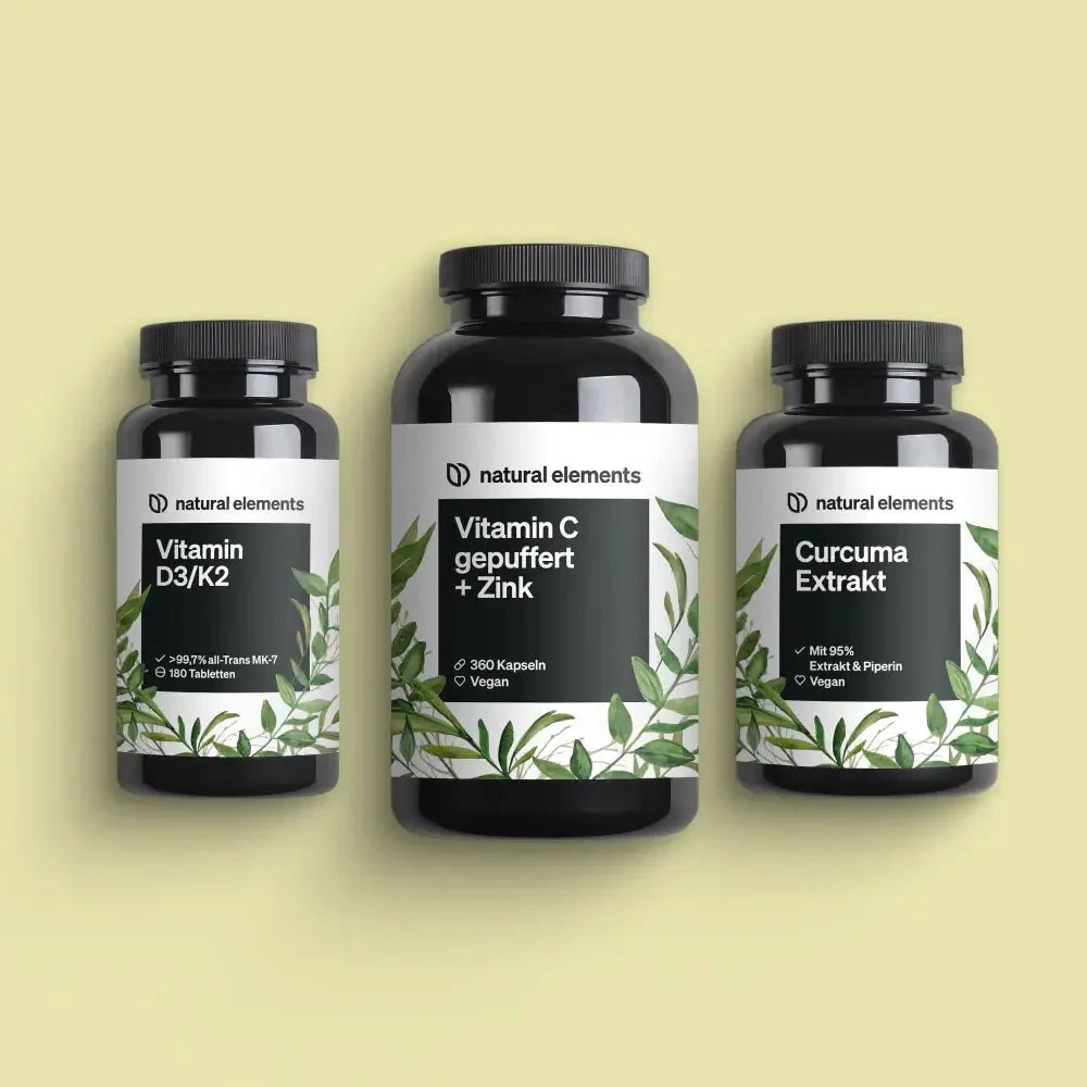 Drei Flaschen des Immun & Feelgood Bundle von Natural Elements mit den Aufschriften „Vitamin D3/K2“, „Vitamin C + Zink“ und „Kurkuma-Extrakt“ auf hellgelbem Hintergrund.