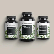 Drei Nahrungsergänzungsflaschen mit dem Mobility Bundle der Marke Natural Elements mit den Aufschriften „Calcium“, „MSM + Vitamin C“ und „Glucosamin & Chondroitin“, präsentiert vor einem neutralen Hintergrund.