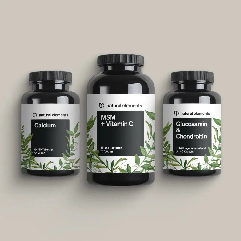 Drei Nahrungsergänzungsflaschen mit dem Mobility Bundle der Marke Natural Elements mit den Aufschriften „Calcium“, „MSM + Vitamin C“ und „Glucosamin & Chondroitin“, präsentiert vor einem neutralen Hintergrund.