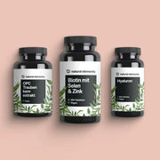 Drei Nahrungsergänzungsflaschen des Natural Beauty Bundle mit den Aufschriften OPC, Biotin mit Selen & Zink und Hyaluron auf pfirsichfarbenem Hintergrund, alle als vegan gekennzeichnet. Hergestellt aus natürlichen Elementen.