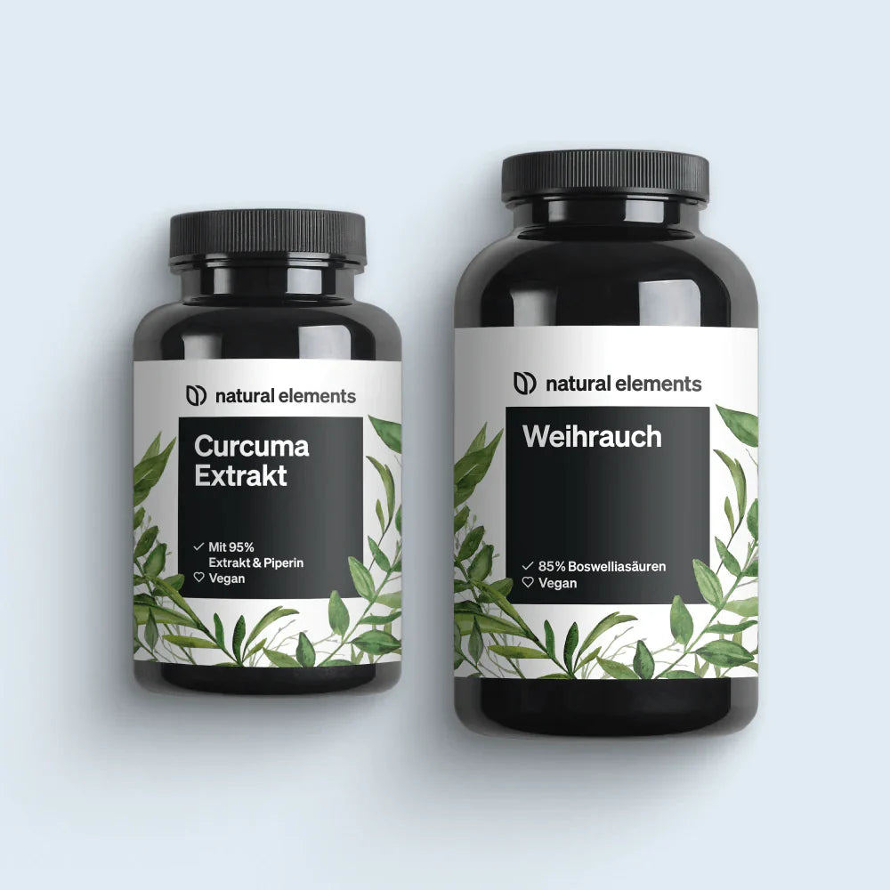 Zwei Flaschen aus dem „Selfcare Bundle“ von NATURAL ELEMENTS, beide schwarz mit weißen Etiketten, enthalten die Nahrungsergänzungsmittel „Curcuma Extrakt“ und „Weihrauch“. Auf hellem Untergrund sind auf den Etiketten grüne Blattillustrationen zu sehen.