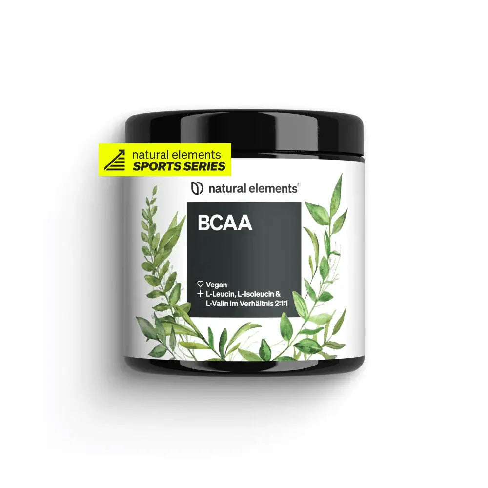 Ein Glas BCAA Kapseln von NATURAL ELEMENTS, das ein grünes Blattdesign auf dem Etikett zeigt, auf dem „vegan“ und „Sportserie“ deutlich zu sehen sind. Ideal für Muskelbegeisterte, die ihre Fitnessziele erreichen möchten.