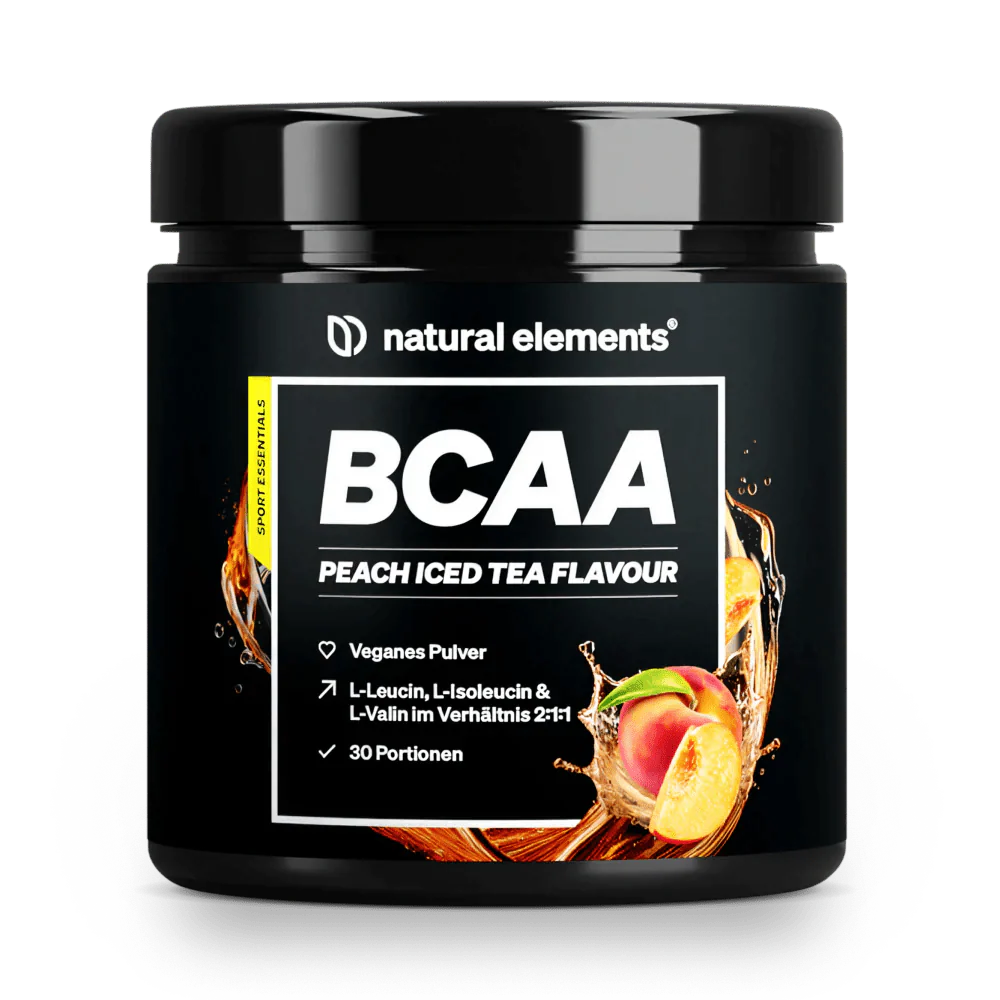 Ein schwarzer Behälter mit NATURAL ELEMENTS BCAA-Pulver in der Geschmacksrichtung Pfirsich-Eistee, mit Pfirsichmotiv und der Aufschrift "veganes Pulver" mit 30 Portionen.
