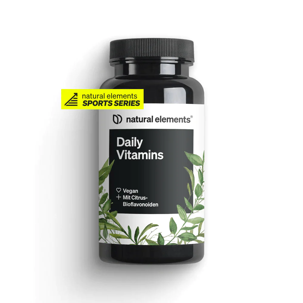 Eine schwarze Flasche „Daily Vitamins Kapseln“ von NATURAL ELEMENTS ziert ein Pflanzendesign auf dem Etikett. Dieses vegane Nahrungsergänzungsmittel mit Zitrusbioflavonoiden ist eine wirksame Vital- und Pflanzenstoff-Kombi. Es wird in Deutschland hergestellt und unterstützt auf natürliche Weise Ihr Wohlbefinden.