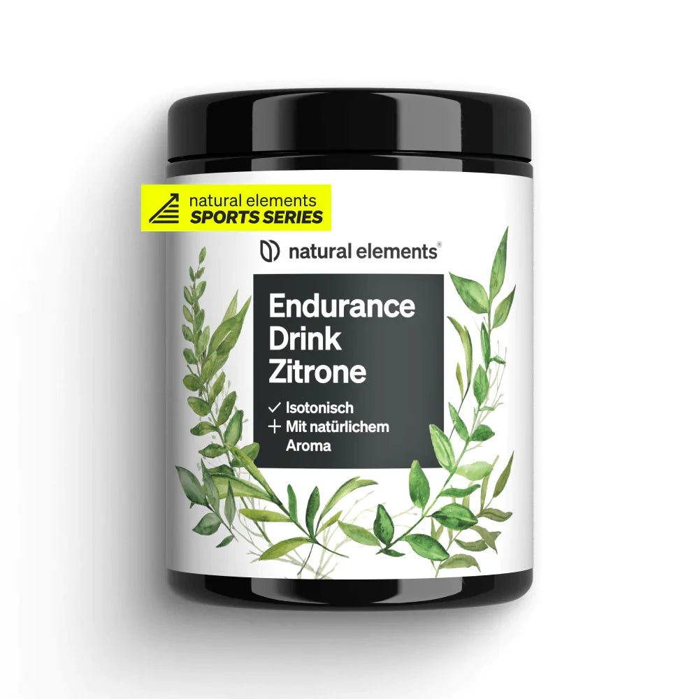 Ein schwarz-weißes Gefäß mit der Aufschrift „NATURAL ELEMENTS Endurance Drink“ und einem Blattdesign unterstreicht seine Identität als „Sports Series“. Es verfügt über isotonische Eigenschaften und liefert Kohlenhydrate und Elektrolyte, um Ihre sportliche Leistung zu steigern.