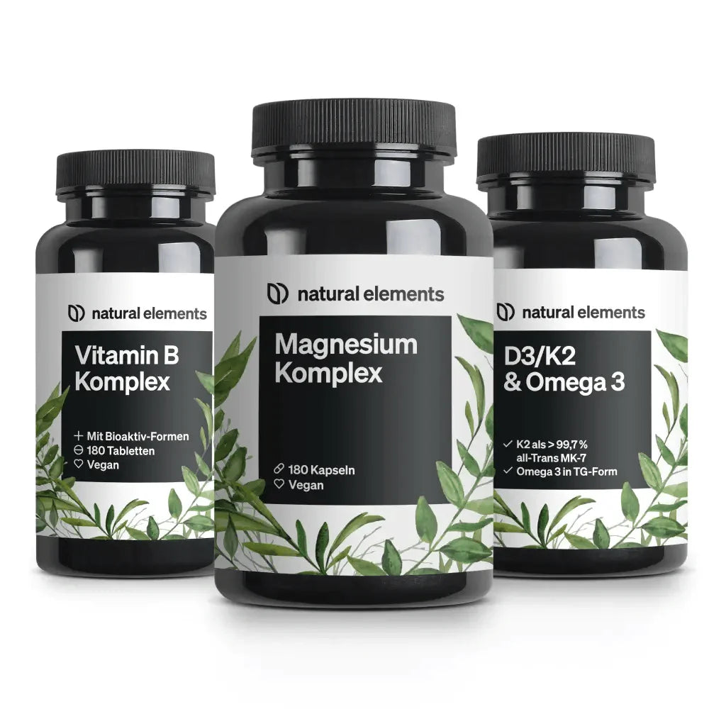 Drei Flaschen aus dem NATURAL ELEMENTS Essentials Bundle im schwarzen Design mit grünen Blattakzenten und den Aufschriften „Vitamin B Komplex“, „Magnesium Komplex“ und „D3/K2 & Omega 3“ werden vor einem weißen Hintergrund präsentiert.