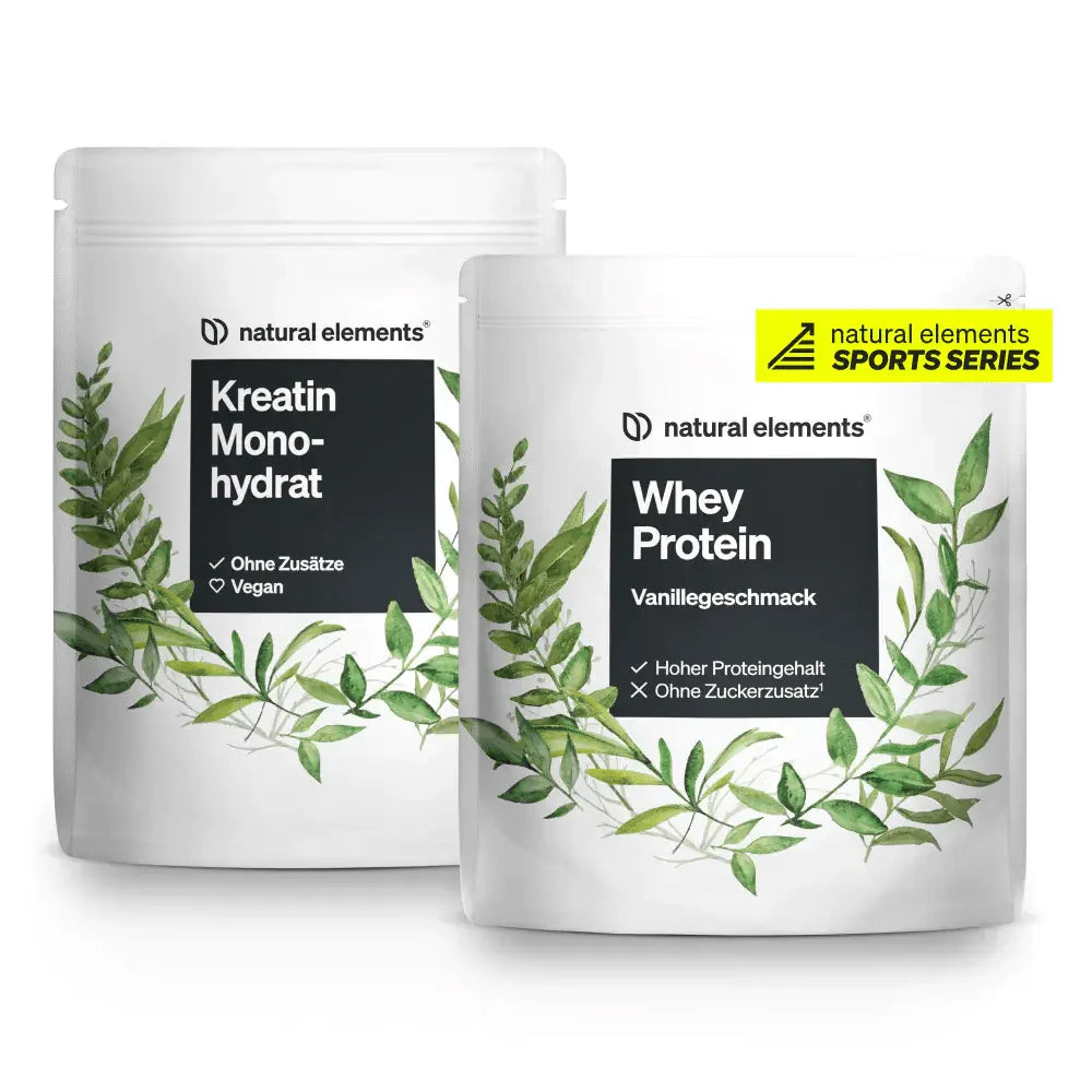 Zwei Beutel Nahrungsergänzungsmittel der Marke NATURAL ELEMENTS im grünen Blätter-Design: einer mit der Aufschrift „Kreatin Monohydrat“ und der andere mit „Whey Protein Vanillegeschmack“, Teil des Kraftsport Basic Bundle.