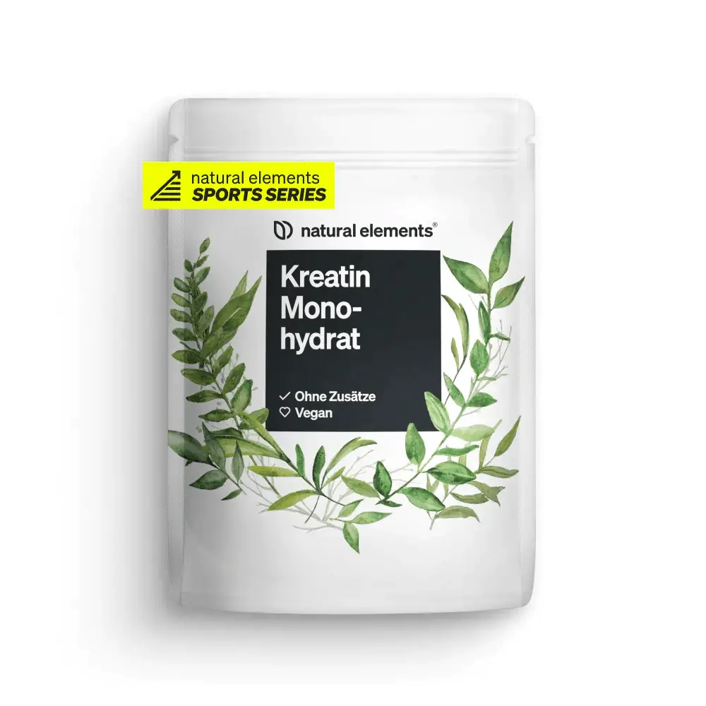 Weißer Beutel mit Kreatin Monohydrat Pulver aus der Sportserie NATURAL ELEMENTS mit Blattdesign, gekennzeichnet als vegan und ohne Zusatzstoffe. Dieses Kreatinpräparat ist perfekt zur Verbesserung des Trainings geeignet, ist frei von Zusatzstoffen und ergänzt jedes Fitnessprogramm.