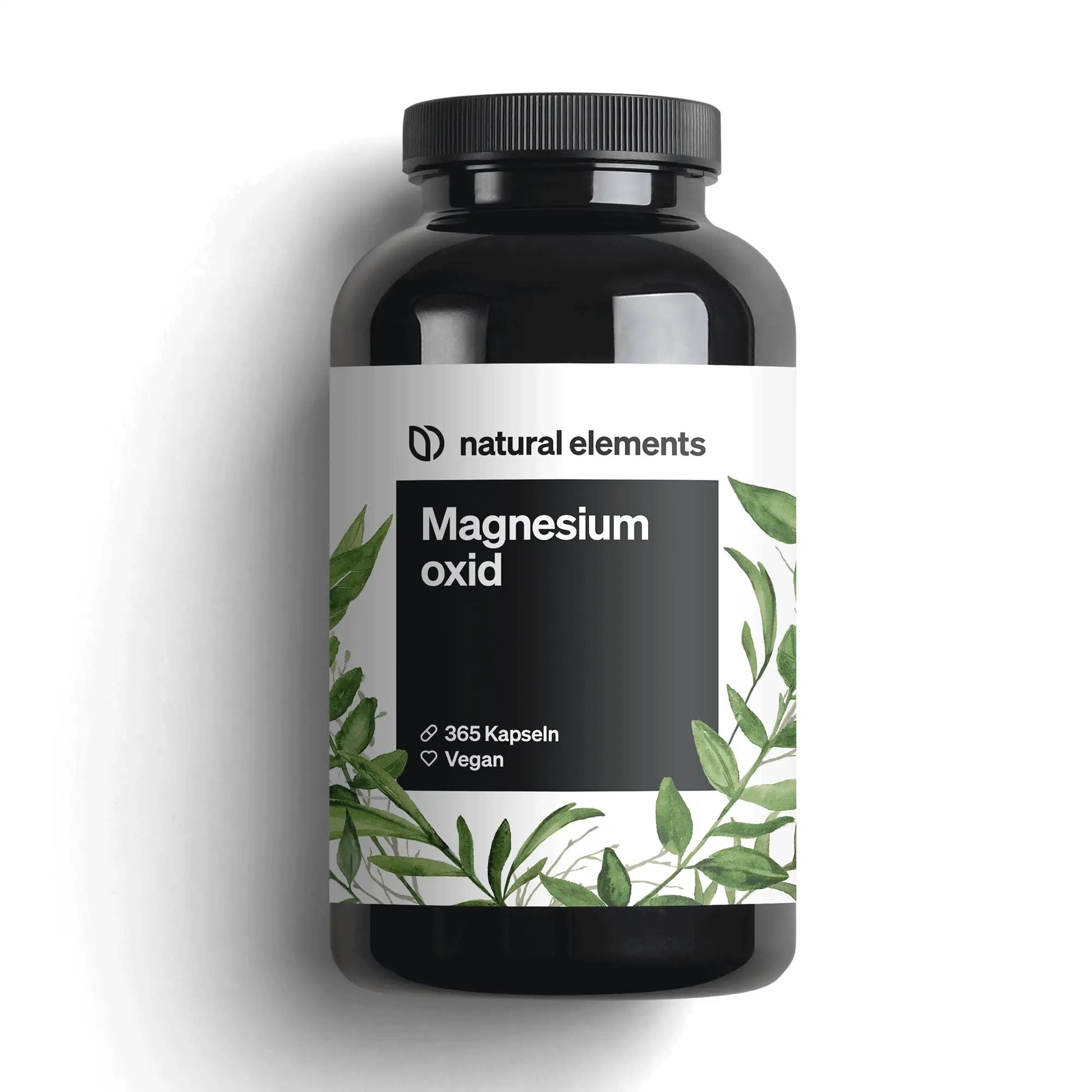 Eine schwarze Flasche mit der Aufschrift „NATURAL ELEMENTS Magnesiumoxid Kapseln“, verziert mit grünen Blattillustrationen, enthält 365 vegane Kapseln, die die Knochengesundheit auf natürliche Weise unterstützen sollen.