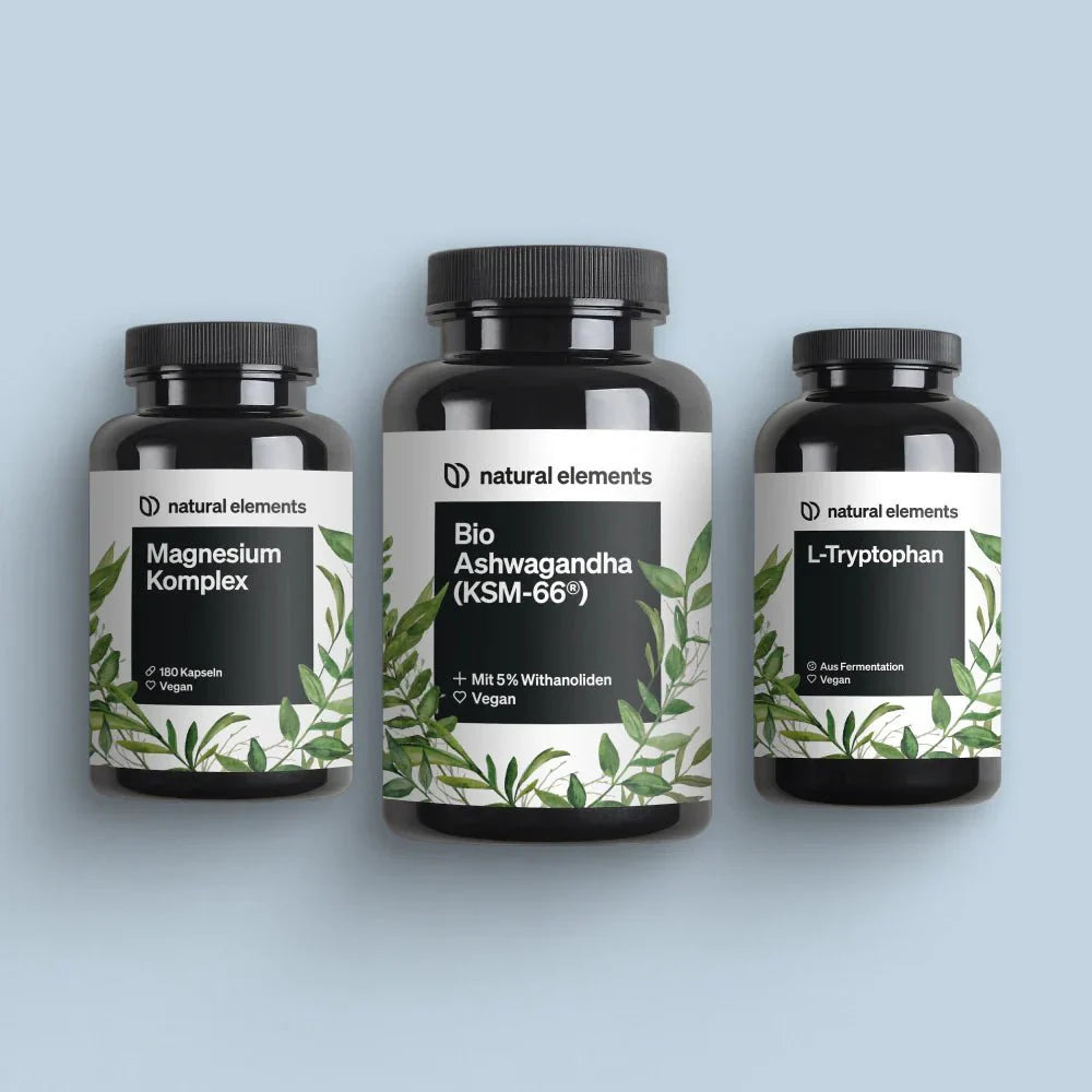 Das Keep Calm Bundle von NATURAL ELEMENTS mit seinen drei Nahrungsergänzungsflaschen – Magnesium Komplex, Bio Ashwagandha (KSM-66) und L-Tryptophan – wird vor einem hellblauen Hintergrund angezeigt.