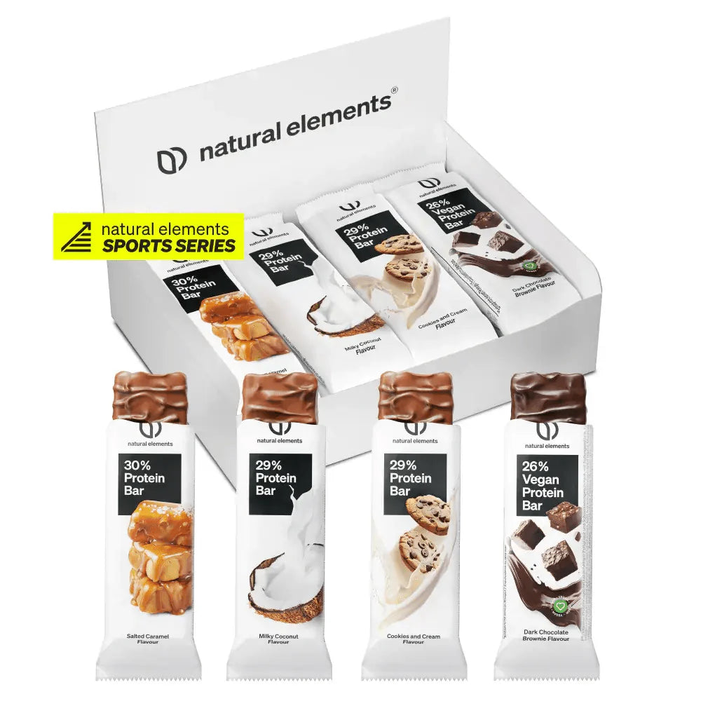 Eine Schachtel NATURAL ELEMENTS Protein Riegel mit vier Geschmacksrichtungen auf der Vorderseite: gesalzenes Karamell, milchige Kokosnuss, Kekse und Sahne und dunkler Schokoladenkeks.
