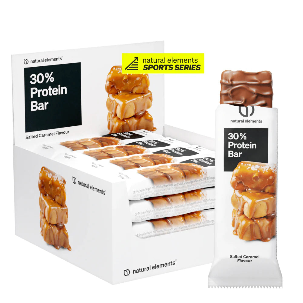 Schachtel mit NATURAL ELEMENTS Protein Riegeln in der Sorte Salted Caramel, mit mehreren verpackten Riegeln und einem unverpackten Riegel mit sichtbarem Karamell und Schokolade.