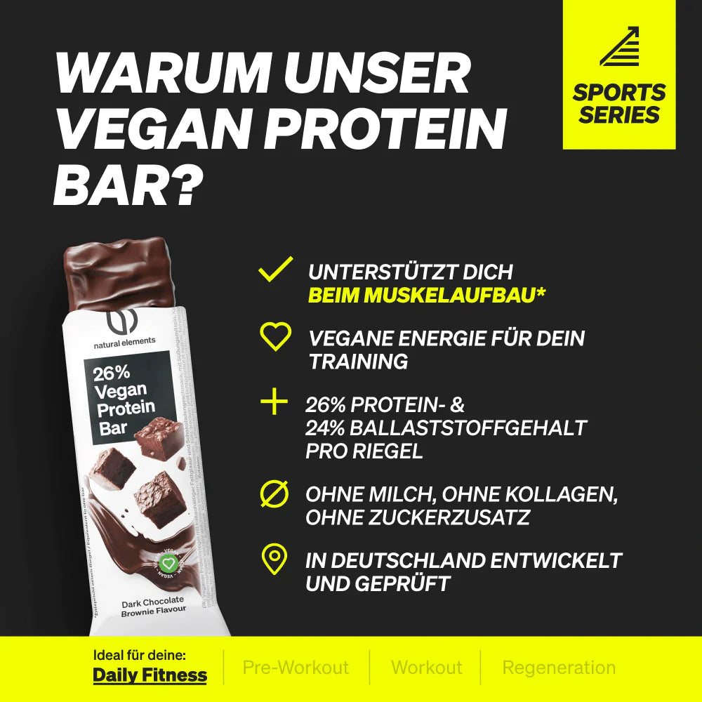 Der vegane NATURAL ELEMENTS Protein Riegel ist mit deutschem Text abgebildet, der die Muskelunterstützung, den hohen Protein- und Ballaststoffgehalt sowie den Verzicht auf Milch, Kollagen und Zuckerzusatz hervorhebt.
