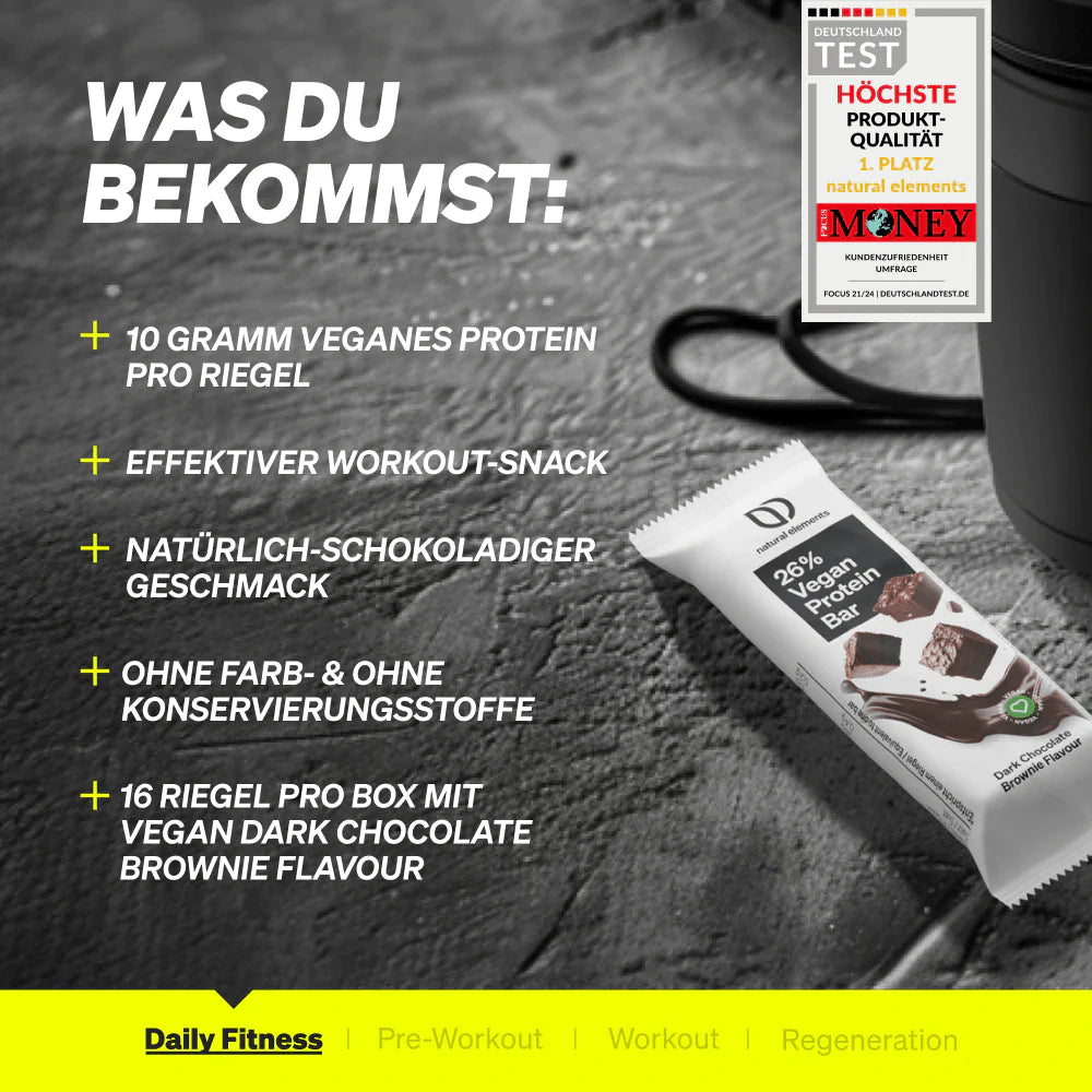 Der NATURAL ELEMENTS Protein Riegel mit veganer Schokolade ist mit einem Text abgebildet, der 10 g Protein pro Riegel, Unterstützung des Trainings, natürliche Inhaltsstoffe und eine Auszeichnung für Produktqualität enthält.