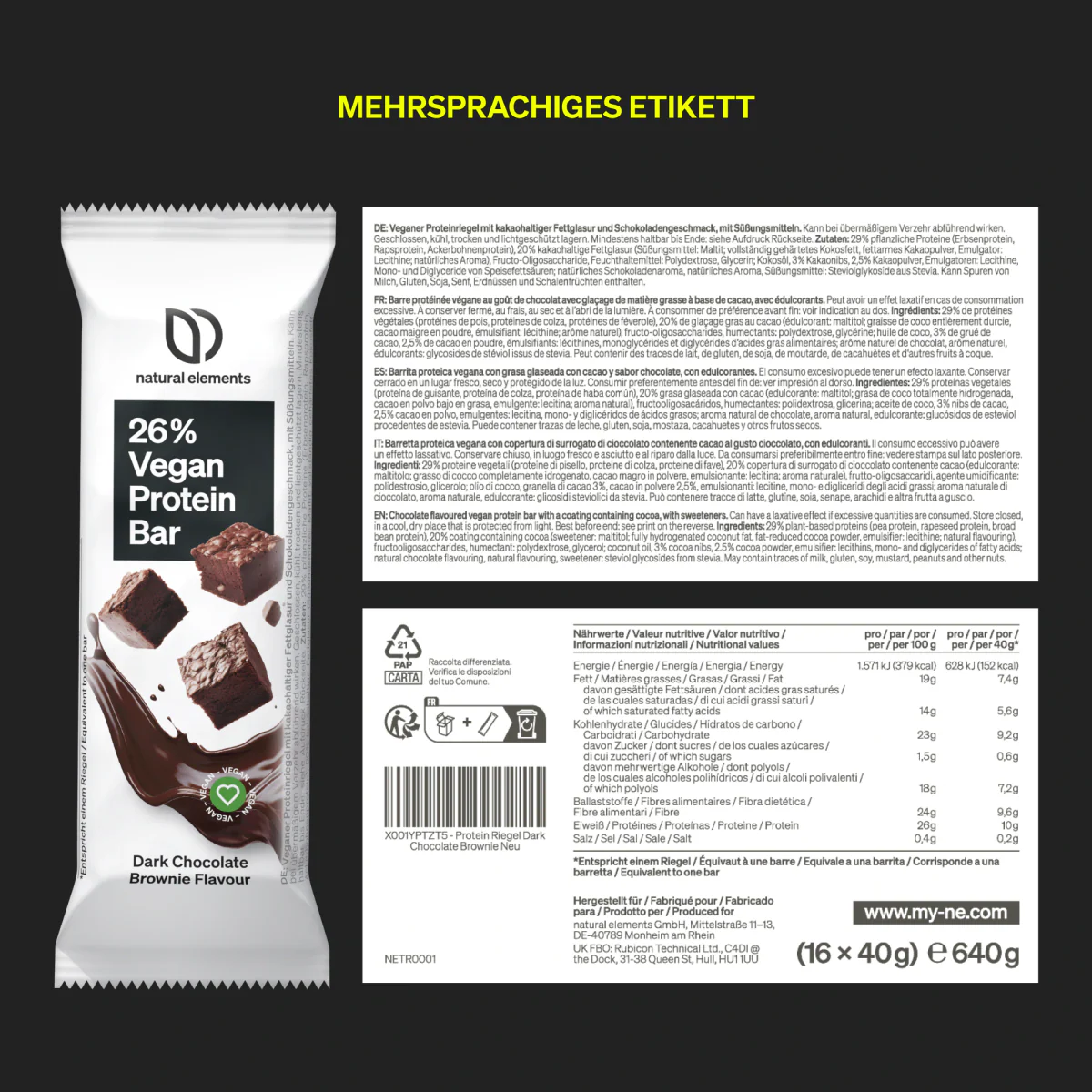 Ein NATURAL ELEMENTS Protein Riegel, ein 26%iger veganer Proteinriegel in der Geschmacksrichtung dunkle Schokolade Brownie, wird neben dem mehrsprachigen Etikett mit Zutaten, Nährwerten und Herstellerangaben gezeigt.