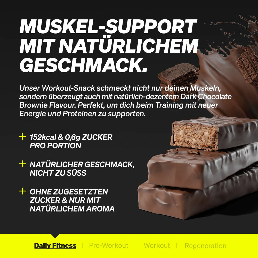 Ein Protein-Riegel von NATURAL ELEMENTS wird ausgepackt und aufgeschnitten, um sein Inneres zu enthüllen. Der Text hebt den natürlichen Geschmack, den niedrigen Zuckergehalt und die Vorteile für die Muskeln hervor.