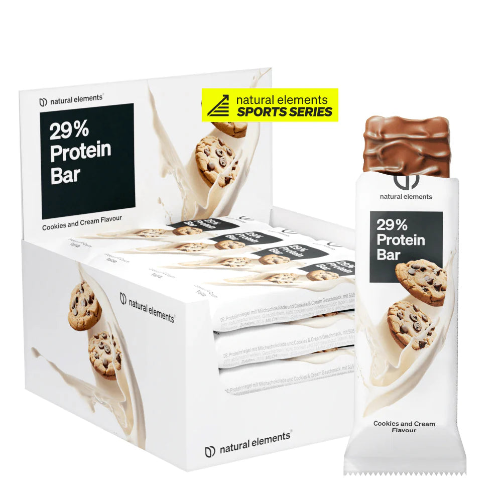 Schachtel und Einzelverpackung von NATURAL ELEMENTS "Protein Riegel" in der Geschmacksrichtung Kekse und Sahne, abgebildet mit einem Spritzer Milch und Keksstücken auf der Verpackung.