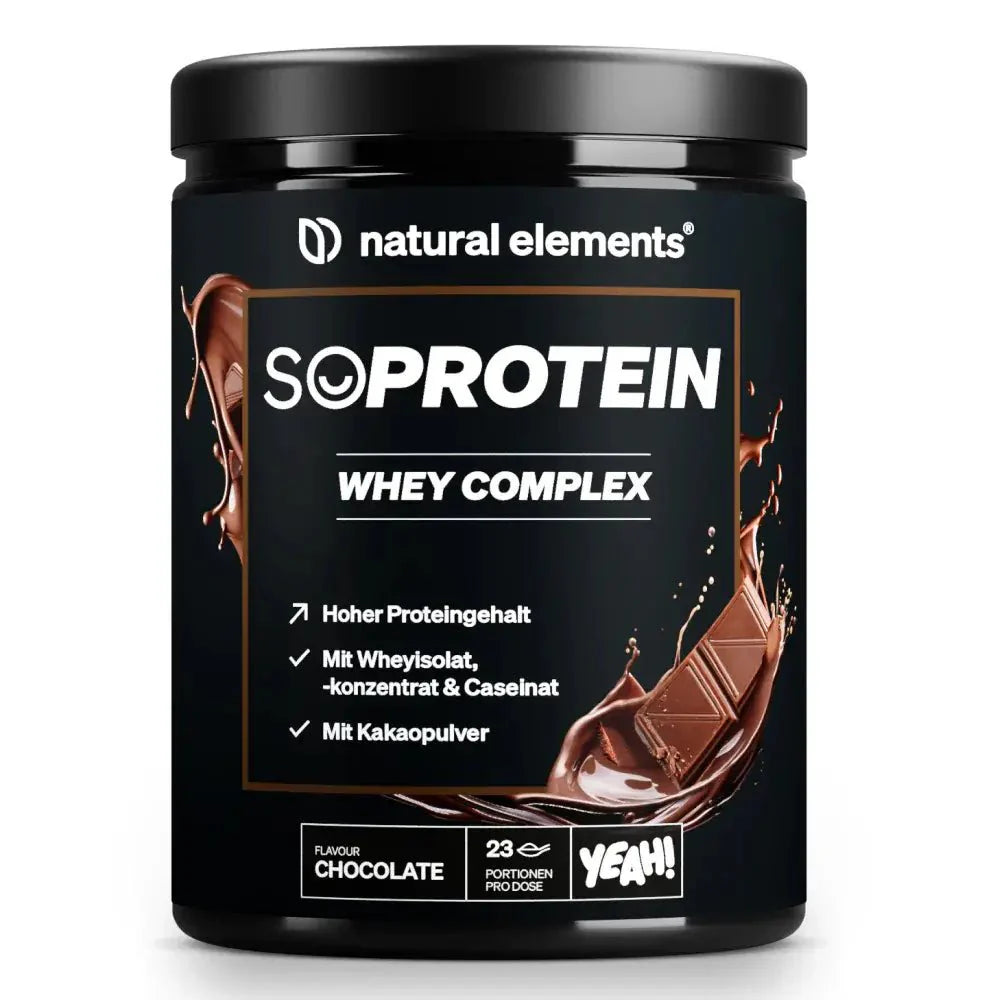 Ein schwarzer Behälter mit NATURAL ELEMENTS SoProtein Whey Complex Schokoladenproteinpulver mit Produkthighlights und Schokoladenspritzer-Grafik auf dem Etikett.