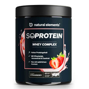 Ein schwarzer Behälter mit NATURAL ELEMENTS SoProtein Whey Complex mit Erdbeergeschmack, der auf dem Etikett Bilder von Erdbeeren und Milchspritzern zeigt.