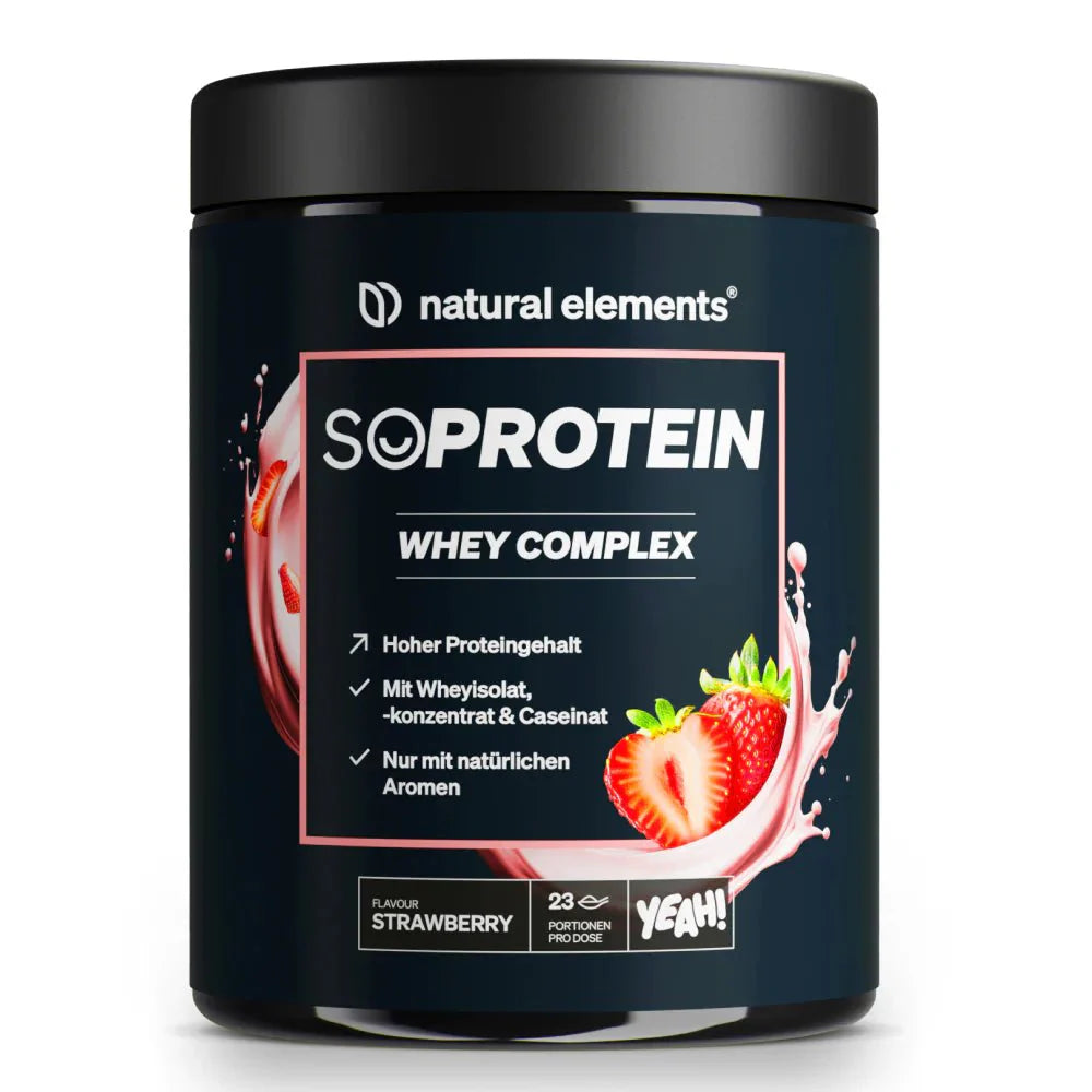 Ein schwarzer Behälter mit NATURAL ELEMENTS SoProtein Whey Complex mit Erdbeergeschmack, der auf dem Etikett Bilder von Erdbeeren und Milchspritzern zeigt.