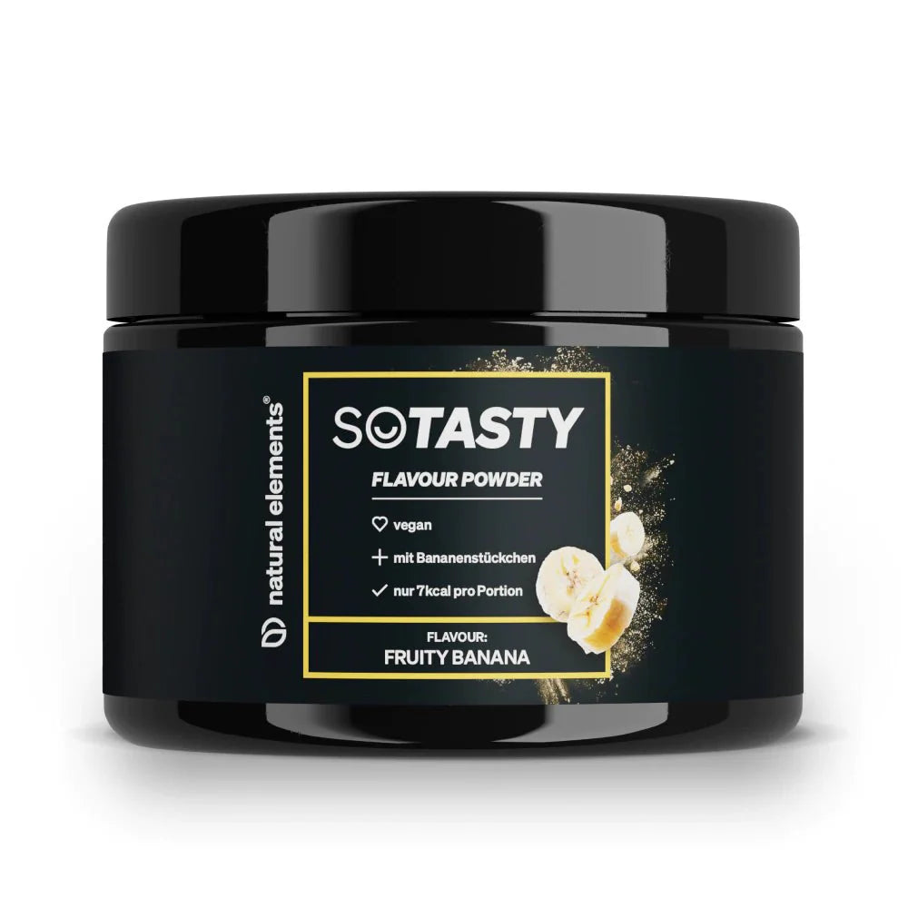 Ein schwarzer Kunststoffbehälter mit der Aufschrift "SoTasty Geschmackspulver" von NATURAL ELEMENTS in fruchtigem Bananengeschmack, auf dessen Vorderseite Bilder von Bananenscheiben und Produktdetails abgebildet sind.