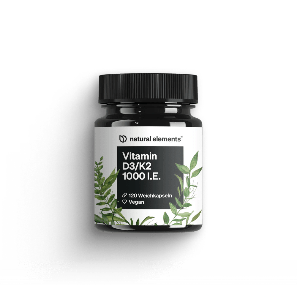 Ein schwarzes Glas mit der Aufschrift „NATURAL ELEMENTS Vitamin D3/K2 1000 I.E. Kapseln“, verziert mit Blattillustrationen.
