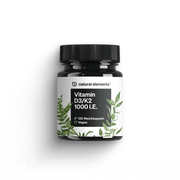 Ein schwarzes Glas mit der Aufschrift „NATURAL ELEMENTS Vitamin D3/K2 1000 I.E. Kapseln“, verziert mit Blattillustrationen.