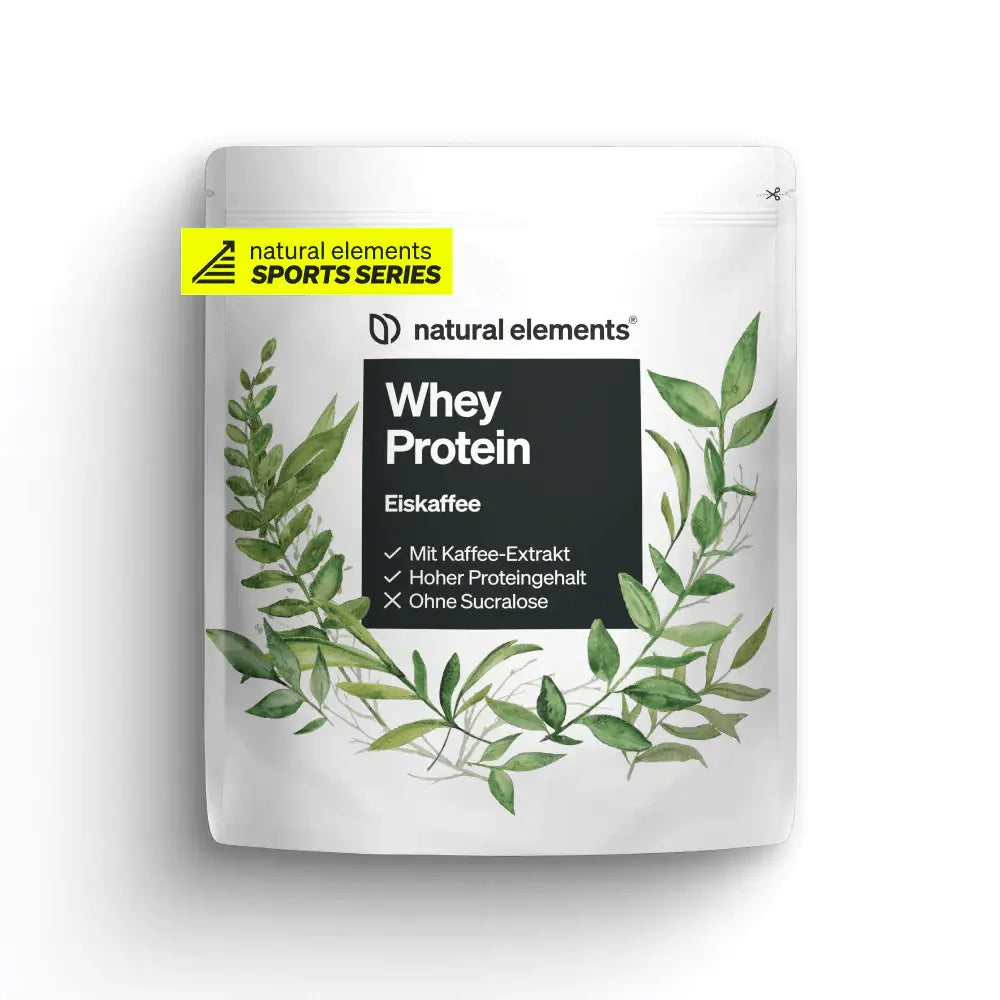 Natural Elements Whey Protein Pulver in der Geschmacksrichtung Eiskaffee enthält Kaffeeextrakt, ist proteinreich und enthält kein Sucralose. Es wird in einem weißen Beutel mit einem grünen Blattmotiv und einem gelben Sports Series-Etikett geliefert.