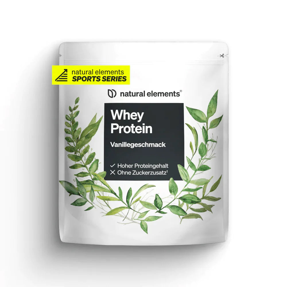 Das Whey Protein Pulver von NATURAL ELEMENTS kommt in einer weißen Verpackung mit Vanillegeschmack, verziert mit einem Design aus grünen Blättern und dem Label „Sports Series“. Der Aufdruck auf der Verpackung betont den hohen Proteingehalt und den Verzicht auf zugesetzten Zucker.