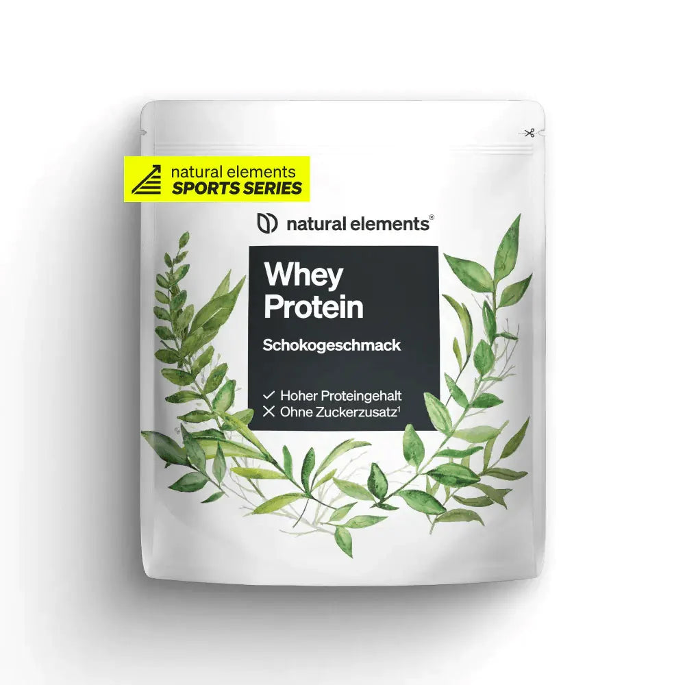 Ein weißer Beutel NATURAL ELEMENTS Whey Protein Pulver mit Schokoladengeschmack und einem grünen Blattmotiv trägt die Aufschrift „SPORTS SERIES“ und hebt „Hoher Proteingehalt“ und „Ohne Zuckerzusatz“ hervor.