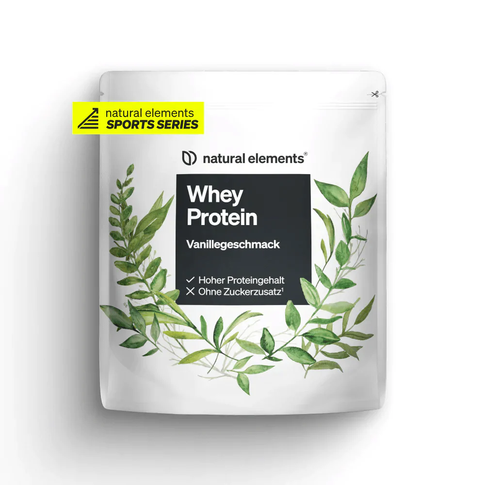 Eine weiße Packung NATURAL ELEMENTS Whey Protein Pulver mit einem grünen Blattdesign und der Aufschrift „Vanillegeschmack“, die den hohen Proteingehalt und den Verzicht auf Zuckerzusatz hervorhebt.